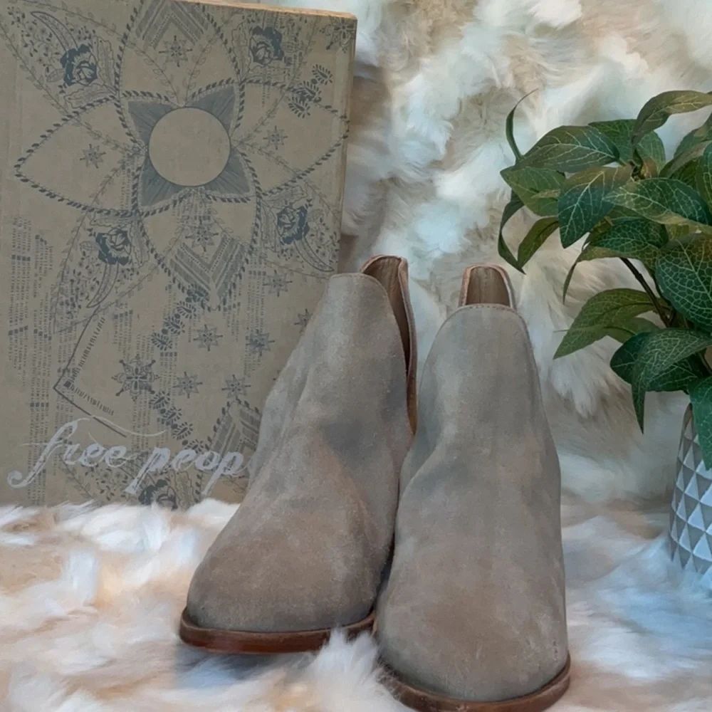 NIB - Free People Charm Double V Ankle Boot - Camel Suede